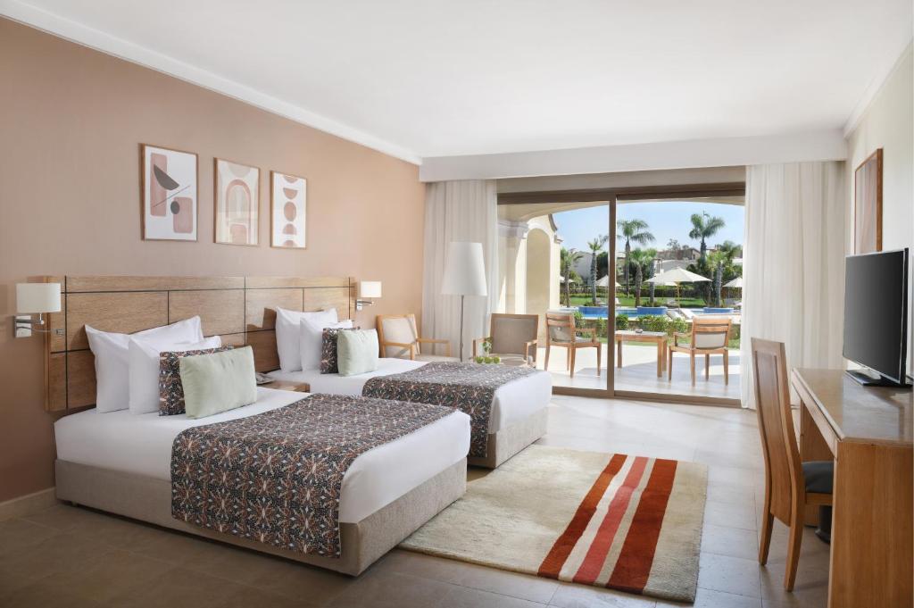 Двухместный (Улучшенный двухместный номер с 2 отдельными кроватями) курортного отеля Jaz Little Venice Golf Resort, Айн-Сохна
