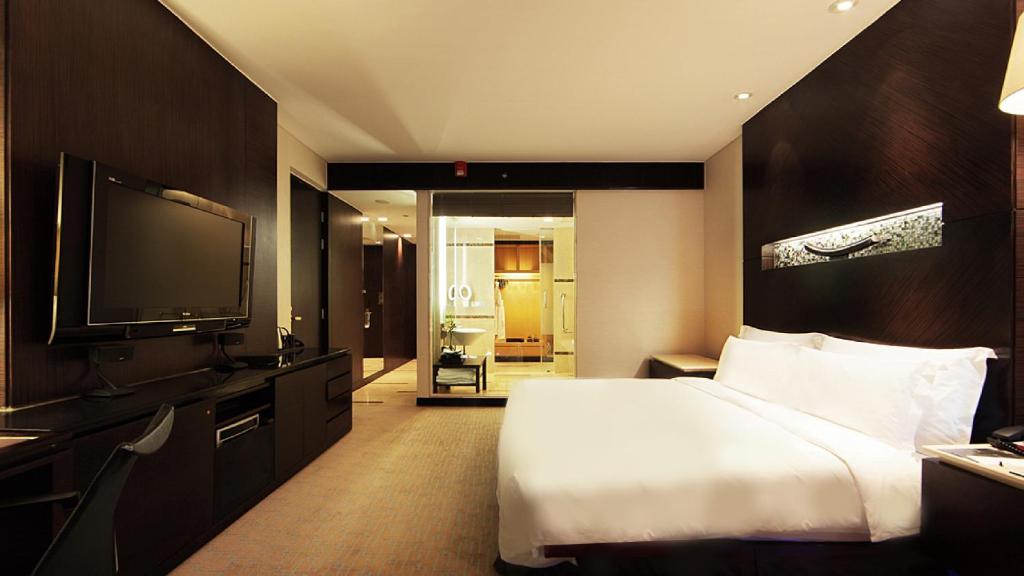 Двухместный (Представительский номер с кроватью размера «king-size») отеля InterContinental Qingdao, Циндао