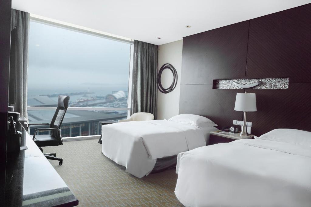 Трехместный (Клубный двухместный номер с 2 отдельными кроватями и видом на океан) отеля InterContinental Qingdao, Циндао