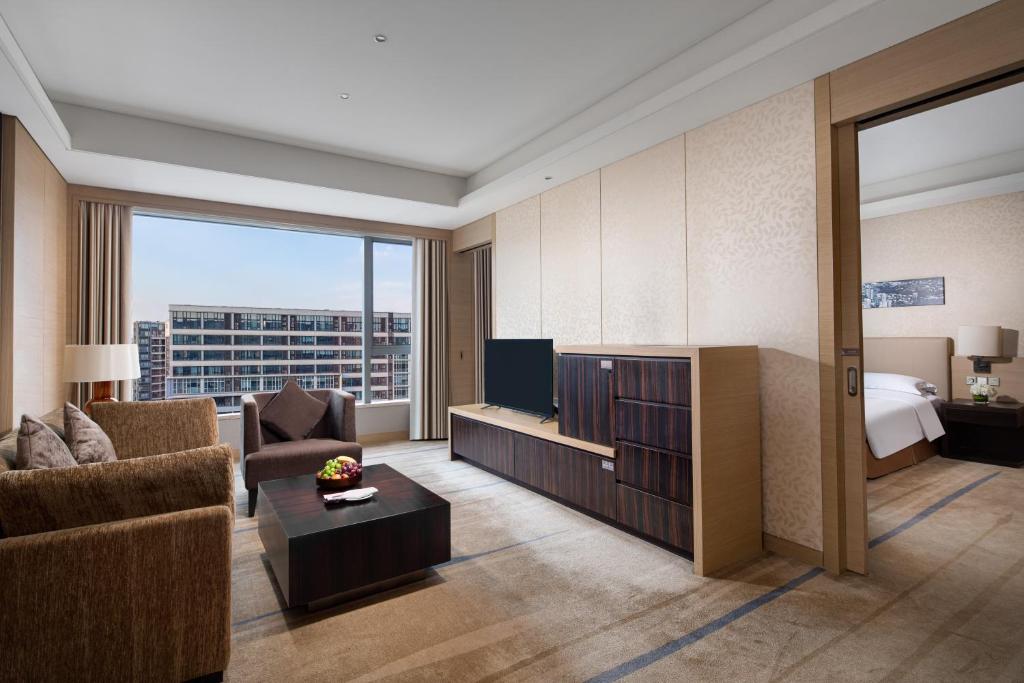 Сьюит (1 King 1 Bedroom Suite Top Floor Lounge Access) отеля Crowne Plaza Guangzhou Huadu, Гуанчжоу