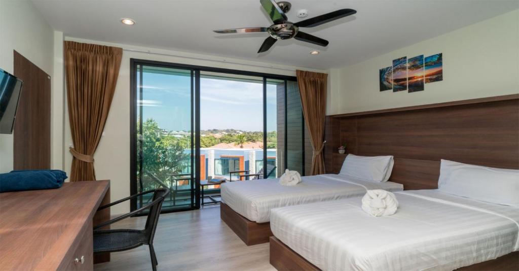 Двухместный (Улучшенный двухместный номер с 2 отдельными кроватями) отеля Peace Blue Naiharn Naturist Resort Phuket, Пхукет