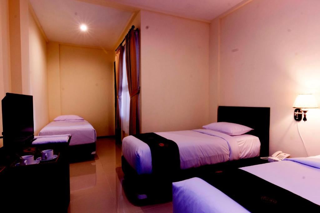 Трехместный (Улучшенный трехместный номер с собственным уголком) отеля Manggar Indonesia Hotel, Кута