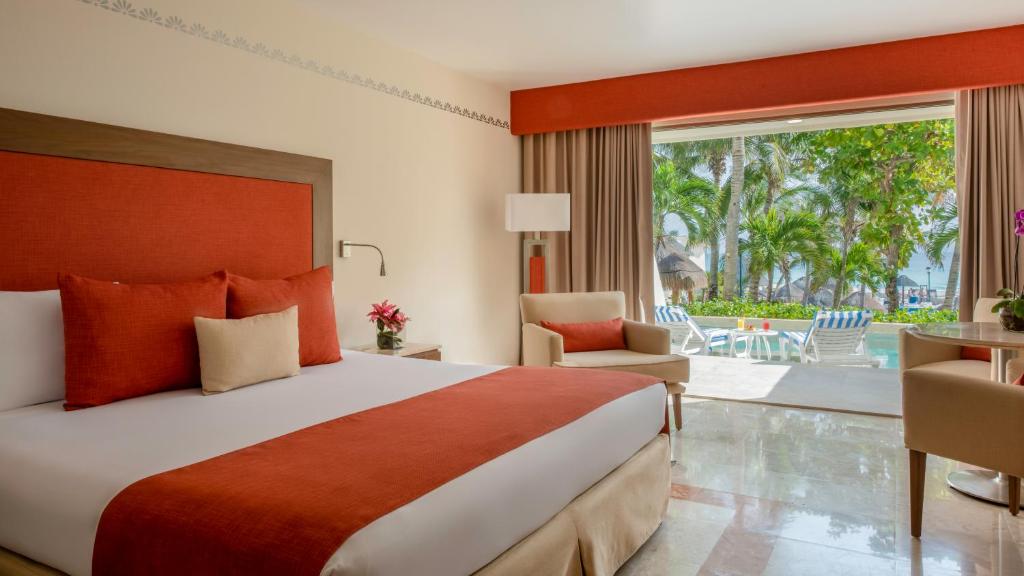 Четырехместный (Номер Делюкс у кромки бассейна, вид на океан (только для взрослых)) курортного отеля Grand Park Royal Cancun Caribe - Все включено, Канкун