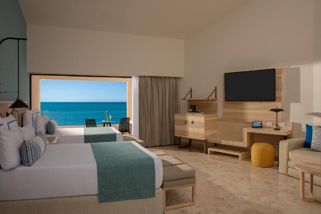 Семейный (Семейный трехместный люкс Preferred Club с видом на океан) курортного отеля Dreams Puerto Aventuras Resort & Spa - All Inclusive, Пуэрто-Авентурас