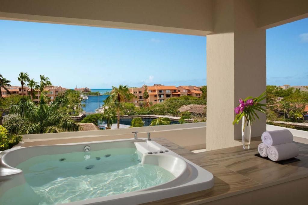 Сьюит (Honeymoon Hot Tub Marina View King) курортного отеля Dreams Puerto Aventuras Resort & Spa - All Inclusive, Пуэрто-Авентурас