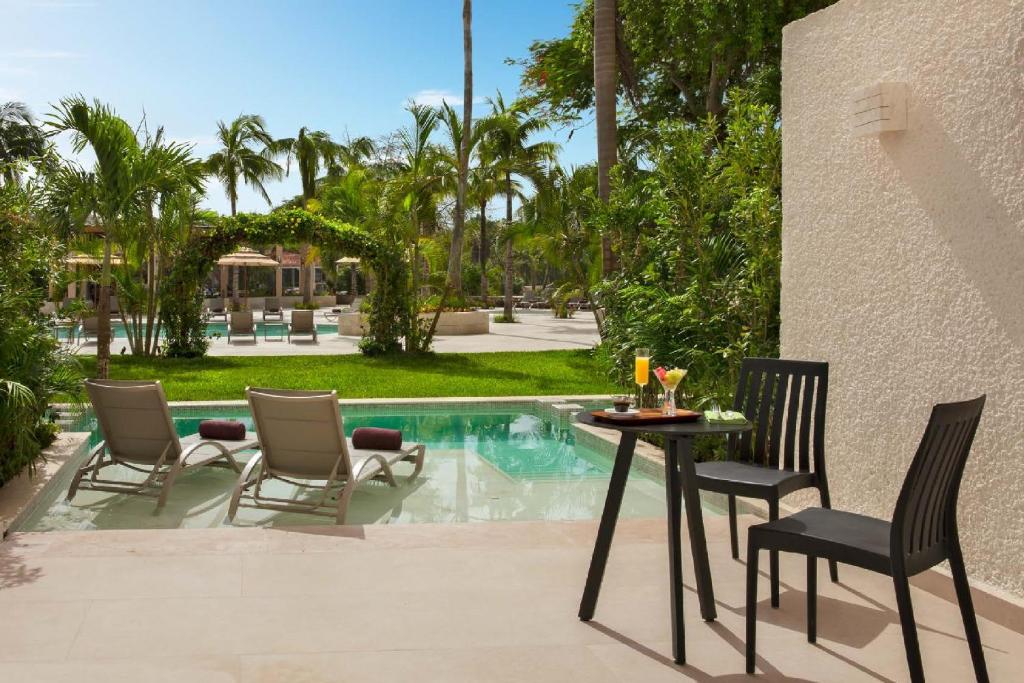 Двухместный (Deluxe Swim Out King) курортного отеля Dreams Puerto Aventuras Resort & Spa - All Inclusive, Пуэрто-Авентурас