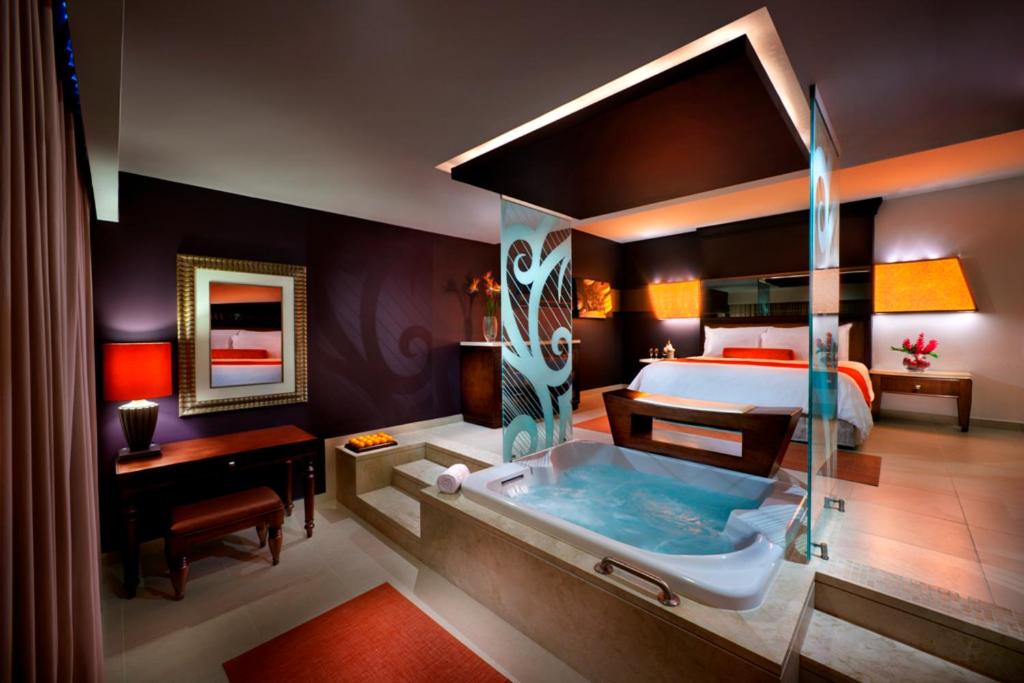 Двухместный (Номер Делюкс с кроватью размера «king-size») курортного отеля Hard Rock Hotel & Casino Punta Cana All Inclusive, Пунта-Кана