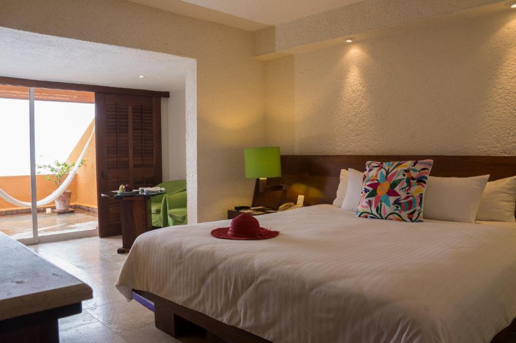 Двухместный (Deluxe Grand Room King Size - Buffet Breakfast) курортного отеля Las Brisas Ixtapa, Икстапа