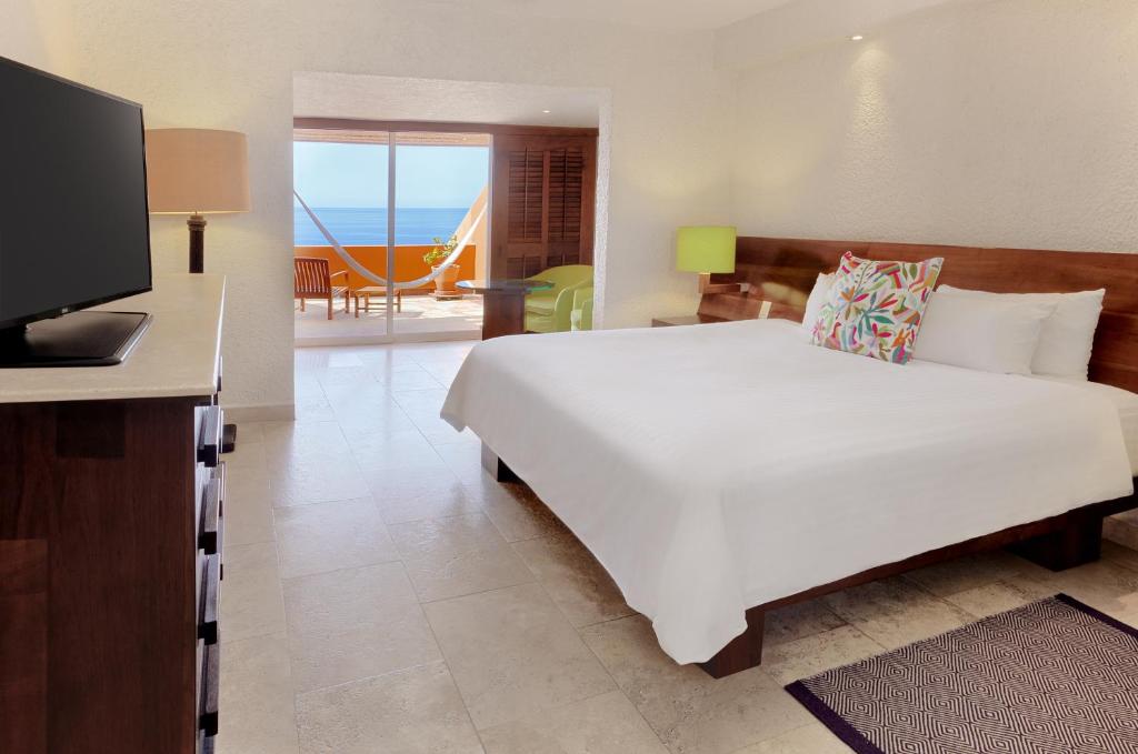 Двухместный (Deluxe Grand Room King Size - Super Saver) курортного отеля Las Brisas Ixtapa, Икстапа
