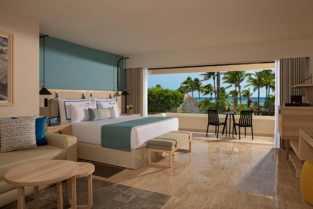 Двухместный (Номер Делюкс с видом на бассейн) курортного отеля Dreams Puerto Aventuras Resort & Spa - All Inclusive, Пуэрто-Авентурас