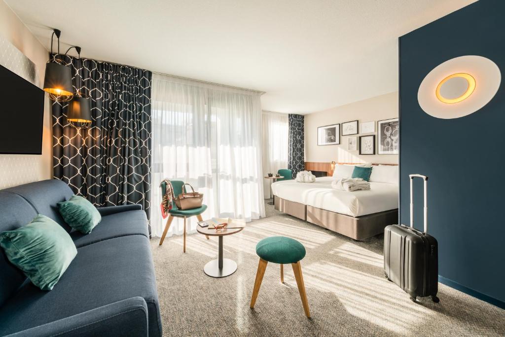 Семейный (Junior Suite with King Size bed and 1 Sofa bed for 2 people), Holiday Inn Paris Montparnasse Pasteur