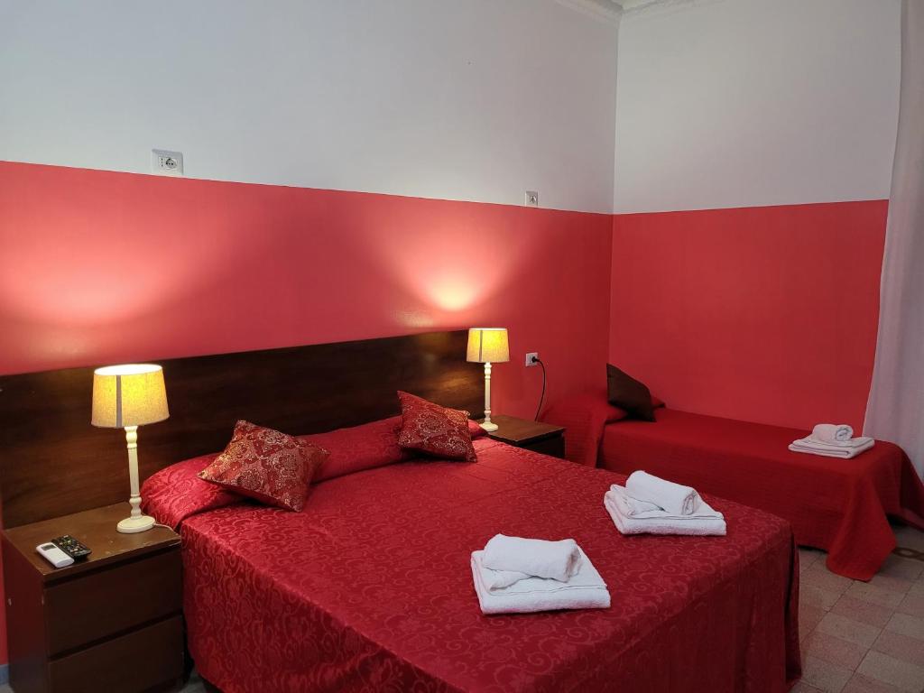 Трехместный (Трехместный номер с общей ванной комнатой) хостела Relax ON Hostel 24/7, Рим