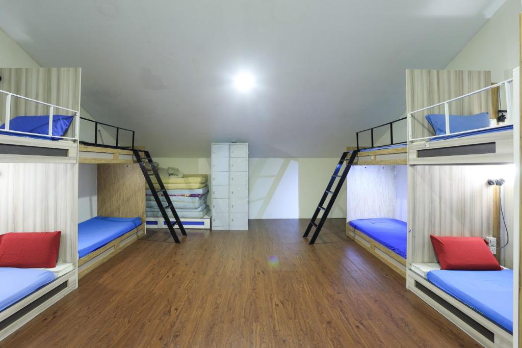 Номер (Кровать в общем номере для мужчин), ZigZag Travellers Home(Marquee Guest Houzz)