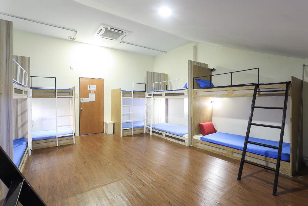 Номер (Кровать в общем номере для мужчин), ZigZag Travellers Home(Marquee Guest Houzz)