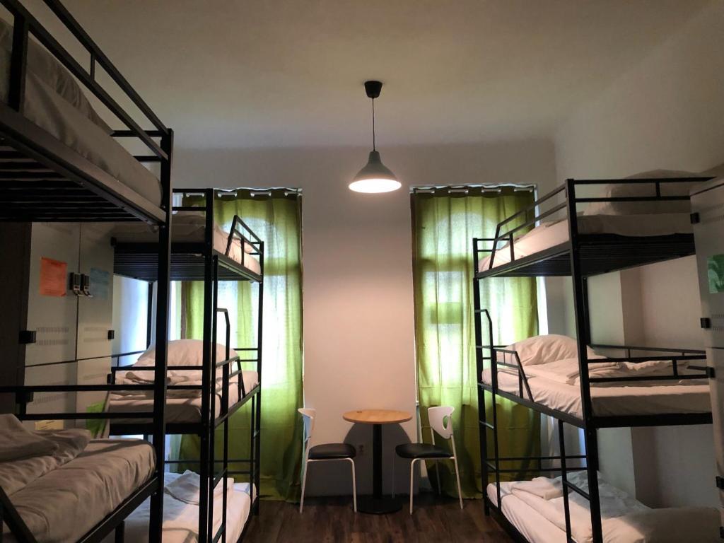 Номер (Односпальная кровать в 12-местном общем номере для мужчин и женщин) хостела Orange, Прага