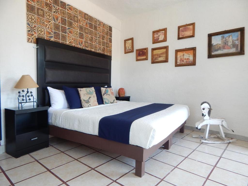 Двухместный (Стандартный номер с кроватью размера «king-size») отеля Hotel casona de las aves, Гуанахуато