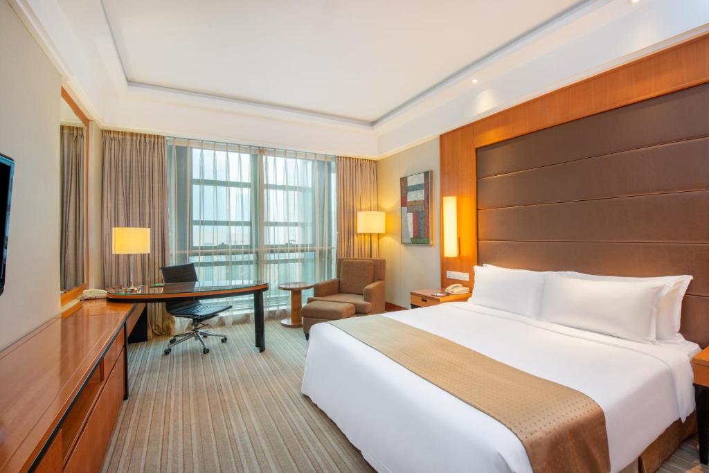 Трехместный (Улучшенный номер с кроватью размера «king-size», подходит для гостей с ограниченными физическими возможностями — Для курящих) отеля Holiday Inn Hangzhou CBD, Ханчжоу