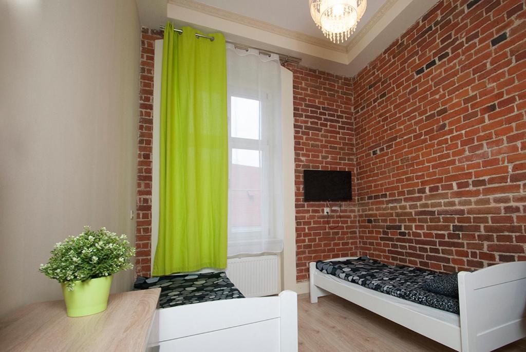 Двухместный (Двухместный номер с 2 отдельными кроватями и собственной ванной комнатой за пределами номера) хостела Vanilla Hostel Wrocław, Вроцлав