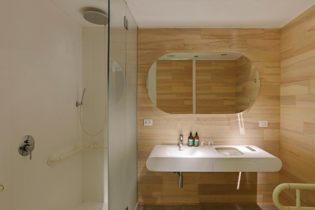 Двухместный (Accessible Room with Floor-Level Shower), Barceló Milan