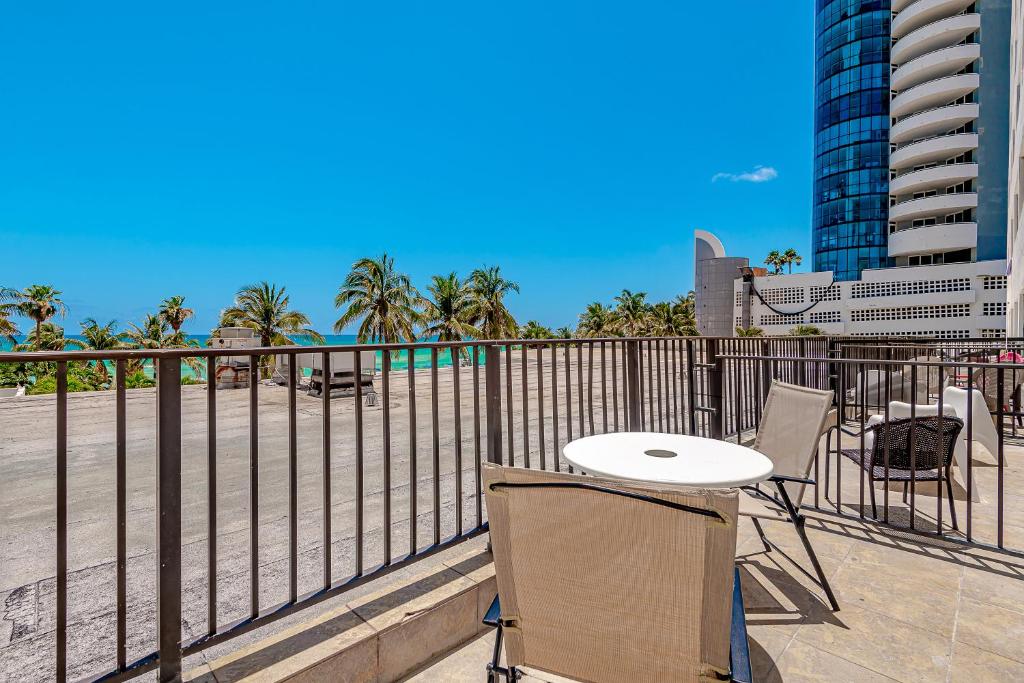 Студио (Номер-студио с балконом), Beach Front Studio Miami Beach