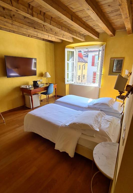 Двухместный (Улучшенный двухместный номер с 1 кроватью или 2 отдельными кроватями, вид на город) отеля Hotel Piazza Vecchia, Бергамо