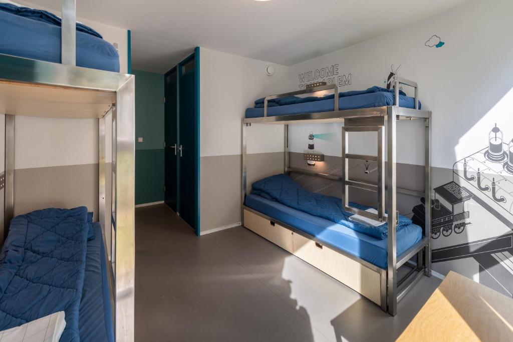 Четырехместный (Quadruple Room with Private Bathroom and Shower) хостела Stayokay Haarlem, Гарлем