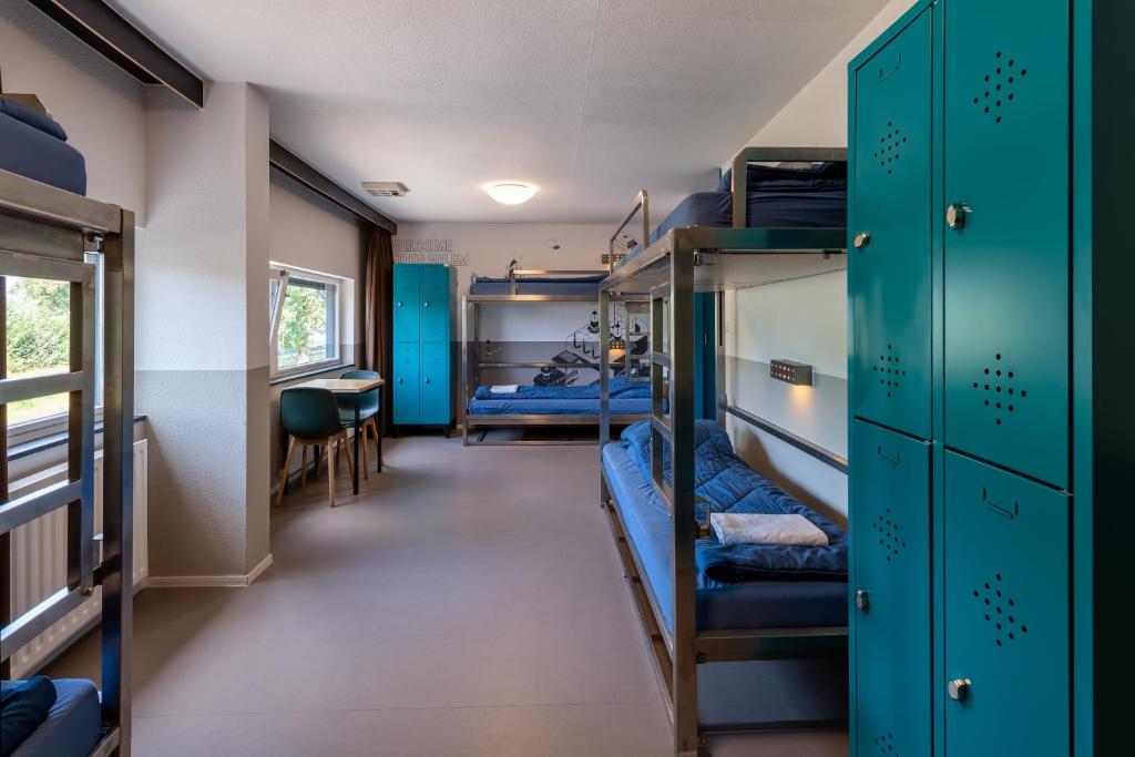Номер (Bed in 6-Bed Mixed Dorm with Shower) хостела Stayokay Haarlem, Гарлем