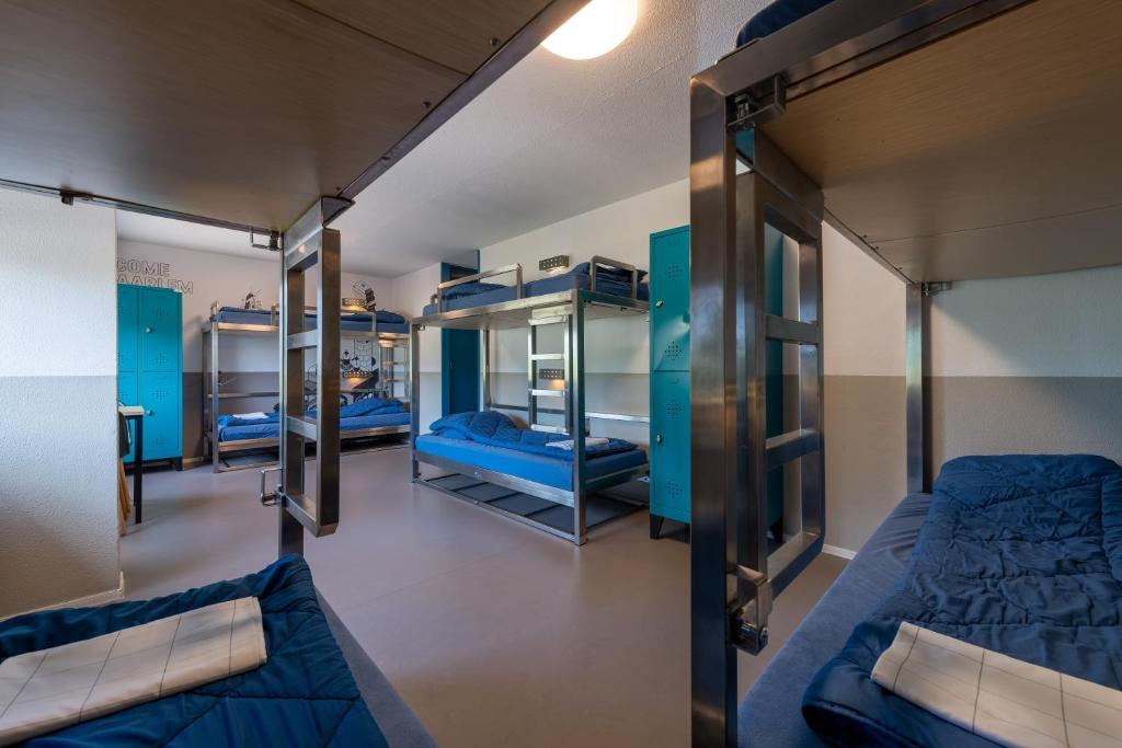 Номер (Bed in 8-Bed Mixed Dorm with Shower) хостела Stayokay Haarlem, Гарлем