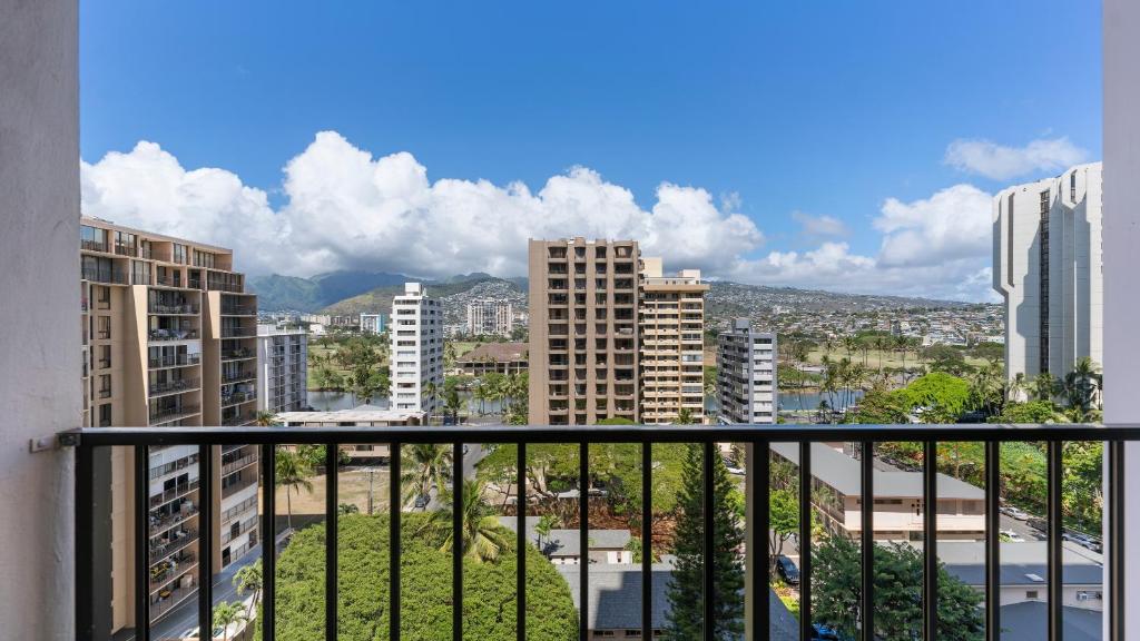 Сьюит (Суперлюкс с кроватью размера «queen-size»), Waikiki Banyan by Darmic