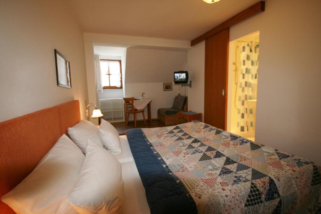 Двухместный (Двухместный номер с 1 кроватью) отеля Hotel-Gasthof zur Rose, Обераммергау