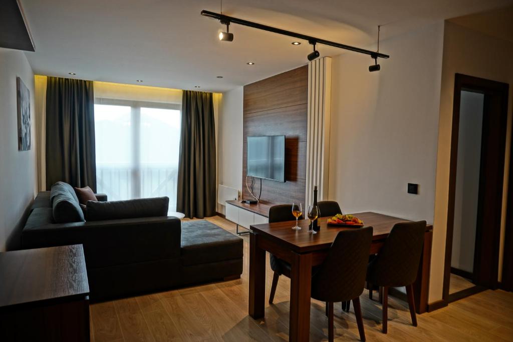 Апартаменты (Улучшенные апартаменты с 1 спальней и бесплатным доступом в оздоровительный центр) отеля Apart Hotel & Spa Zoned, Копаоник