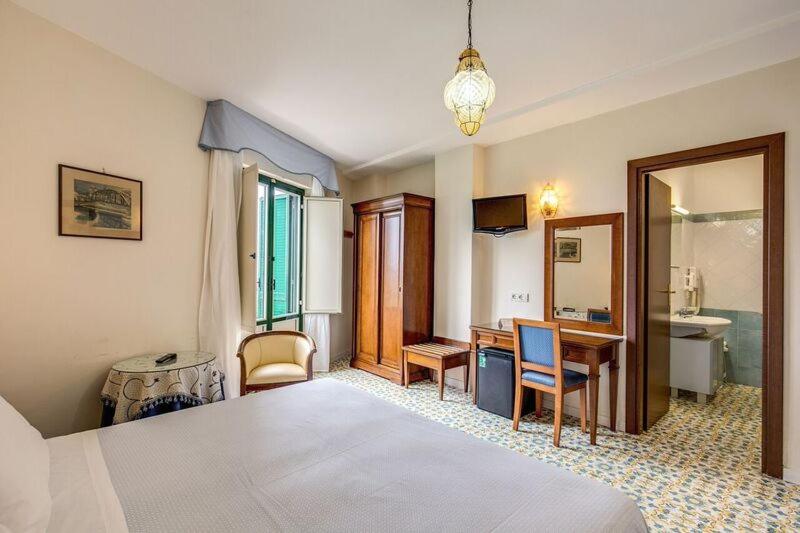 Двухместный (Большой двухместный номер с 1 кроватью или 2 отдельными кроватями) отеля Hotel La Badia, Сорренто