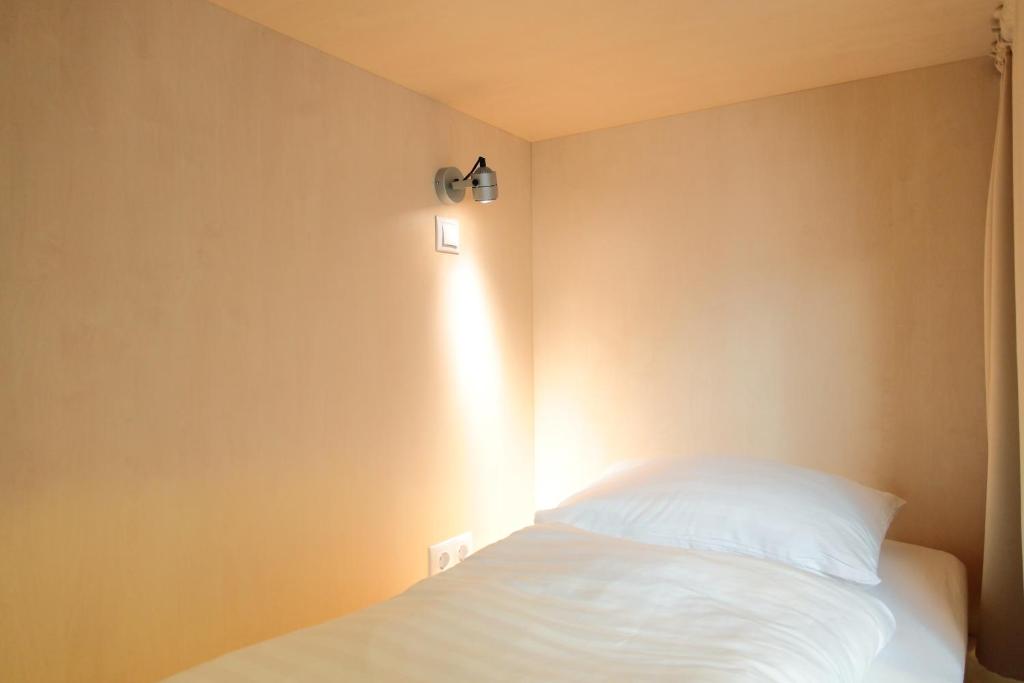Номер (Кровать в общем номере для мужчин и женщин с 6 кроватями) хостела Maverick City Lodge, Будапешт