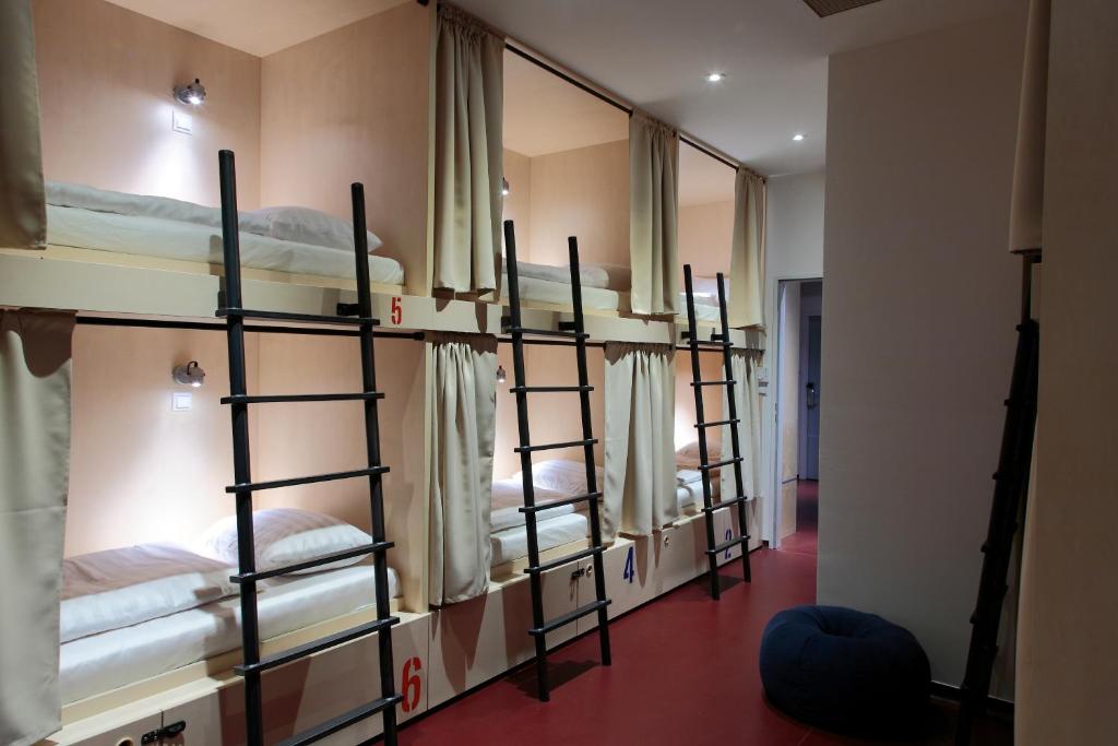 Номер (Кровать в общем женском номере с 8 кроватями и общей ванной комнатой) хостела Maverick City Lodge, Будапешт