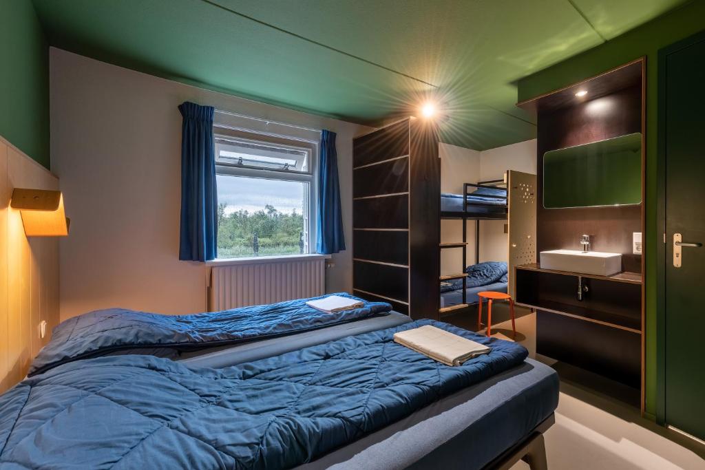 Четырехместный (Четырехместный номер с собственной ванной комнатой) хостела Stayokay Dordrecht - De Hollandse Biesbosch, Роттердам