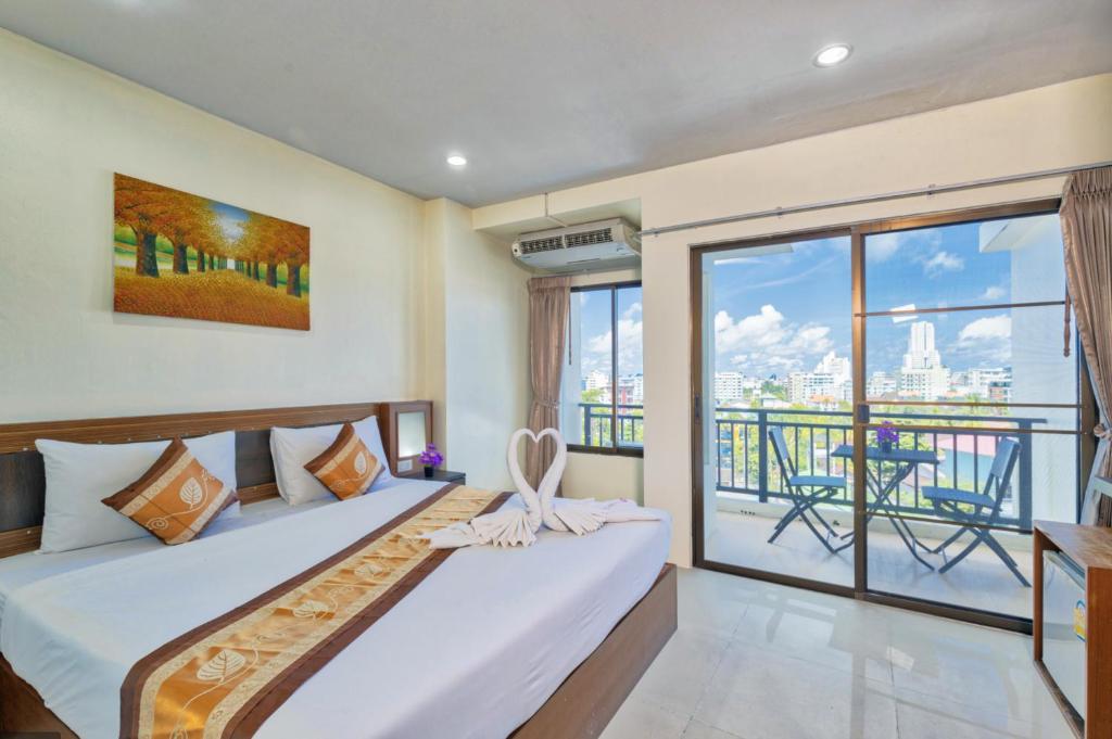 Двухместный (Двухместный номер Делюкс с 1 кроватью и балконом) отеля Lucky Patong Hotel, Пхукет