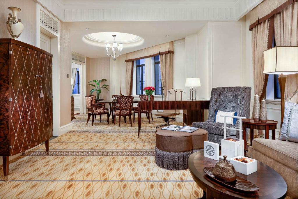 Сьюит (Signature Riverview Suite) отеля Fairmont Peace Hotel On the Bund, Шанхай
