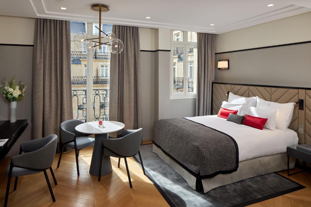Двухместный (Люкс «Премьер») апарт-отеля Fraser Suites Le Claridge Champs-Elysées, Париж