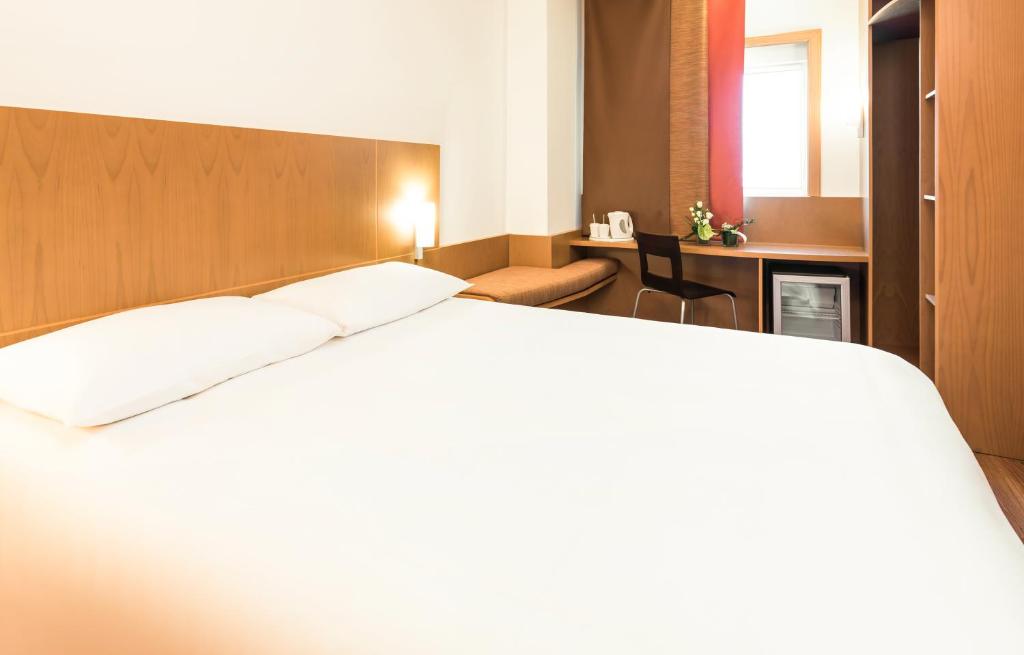 Двухместный (Улучшенный двухместный номер с 1 кроватью) отеля Ibis Fujairah, Фуджейра