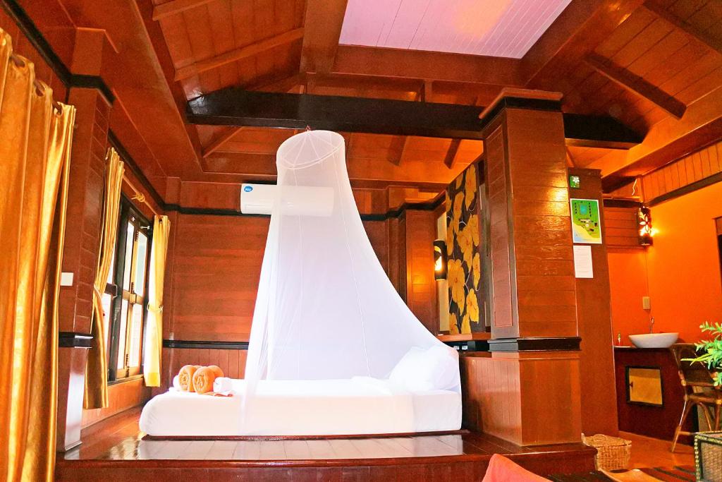 Номер (Бунгало с видом на сад) курортного отеля Baan Laanta Resort & Spa, Ко Ланта