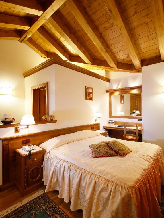 Двухместный (Улучшенный двухместный номер с 1 кроватью или 2 отдельными кроватями, вид на горы) отеля Hotel Columbia, Кортина-д'Ампеццо