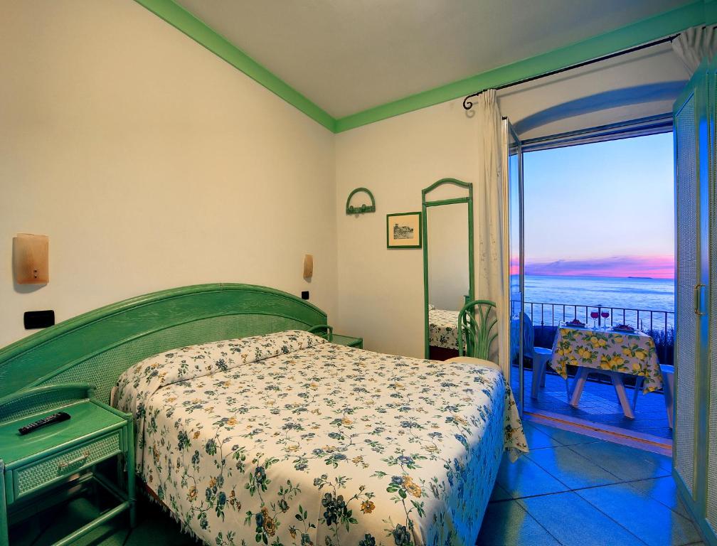 Двухместный (Двухместный номер с 1 кроватью и балконом, вид на море) отеля Hotel Casa del Sole, Искья