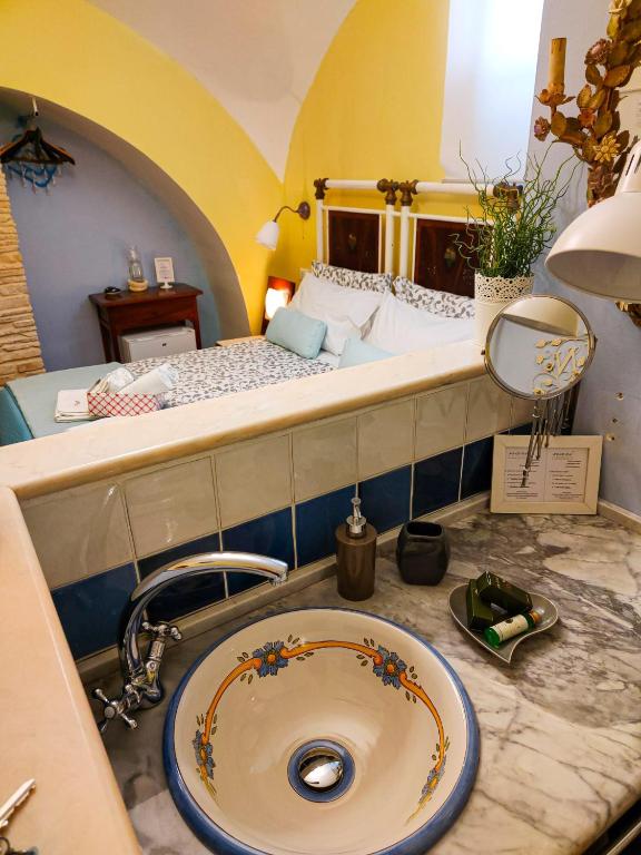 Трехместный (Трехместный номер с основными удобствами) гостевого дома Narì Bed&Breakfast - Ristorante, Гаэта