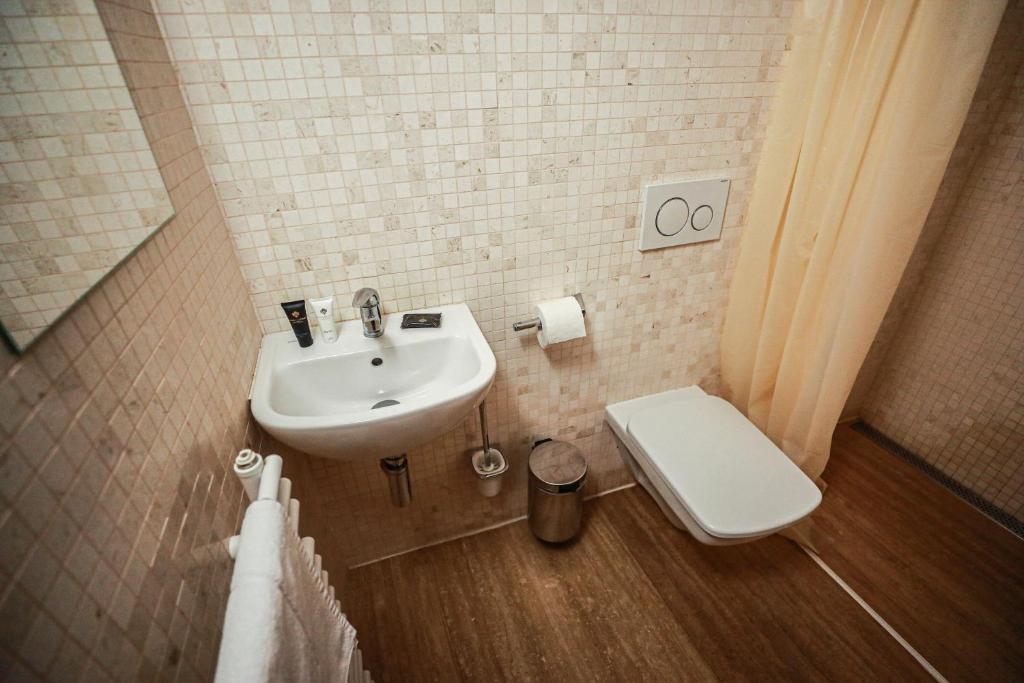 Одноместный (Одноместный номер с душем) отеля Hotel Ebersbach, Чески-Крумлов