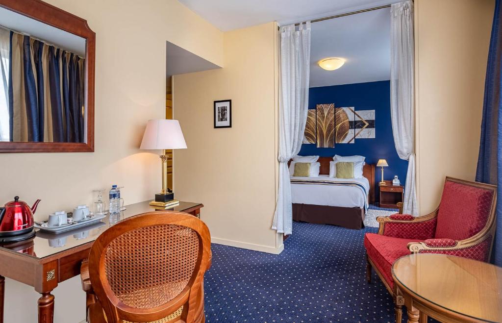 Сьюит (Люкс с кроватью размера «king-size» и балконом) отеля Best Western Amiral Hotel, Париж