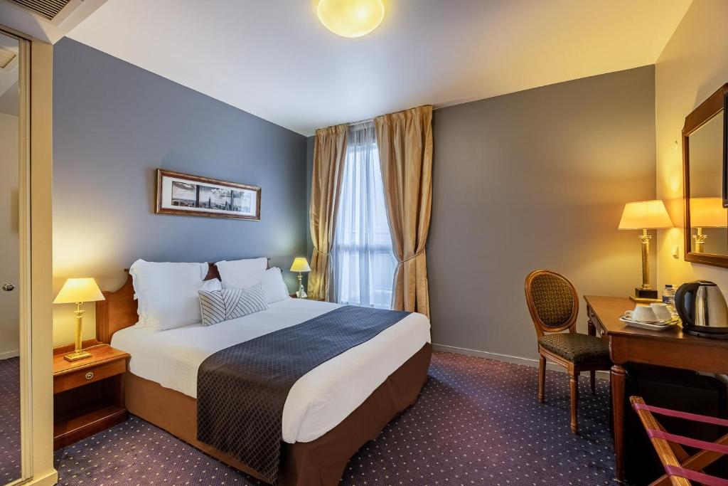 Двухместный (Superior Queen Room with Queen Bed and Garden View) отеля Best Western Amiral Hotel, Париж