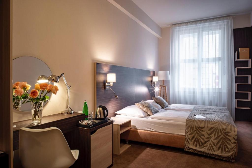 Двухместный (Улучшенный двухместный номер с 1 кроватью или 2 отдельными кроватями) отеля Kampa Garden, Прага