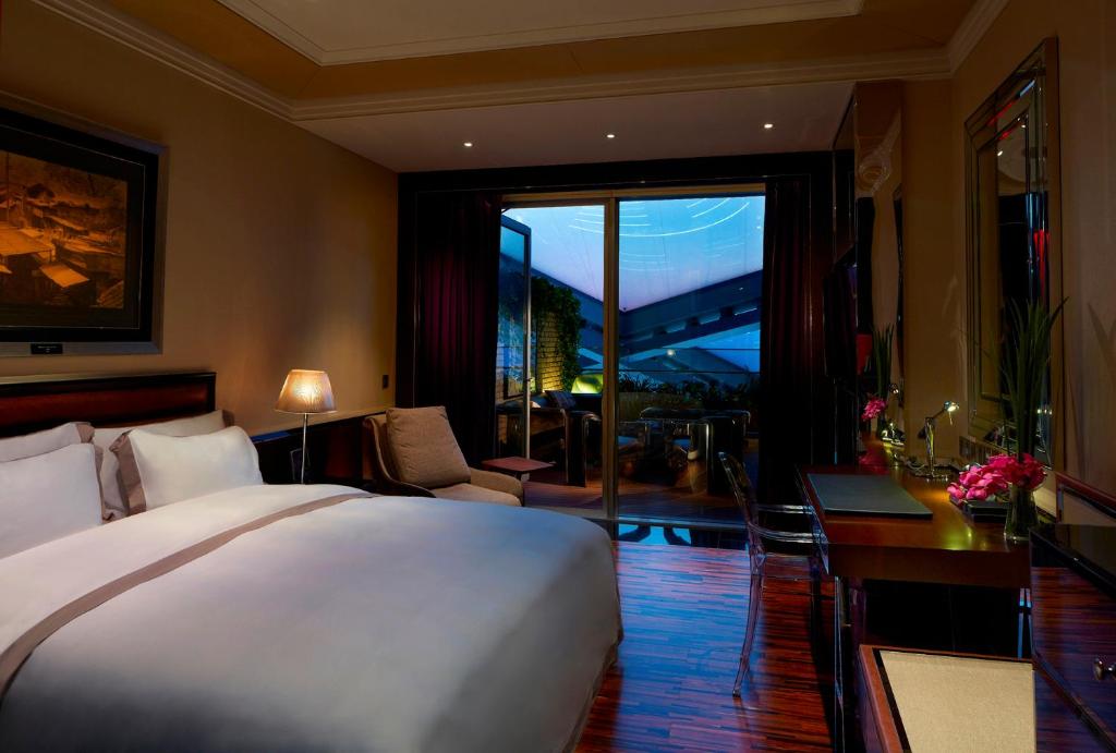 Двухместный (Номер Делюкс с кроватью размера «king-size» и террасой) отеля Hotel Éclat Beijing, Пекин