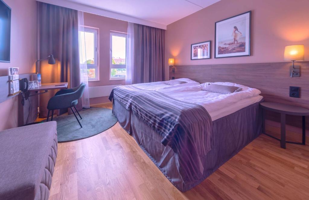 Двухместный (Улучшенный двухместный номер с 2 отдельными кроватями) отеля Scandic Hallandia, Хальмстад