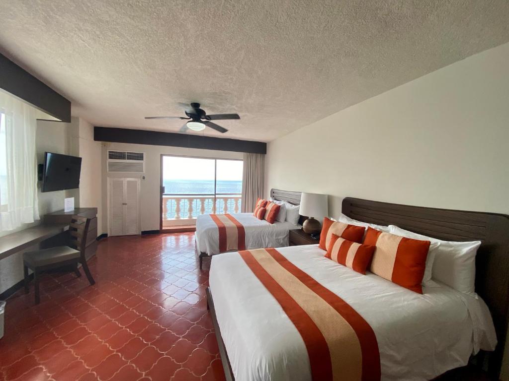 Двухместный (Двухместный номер Делюкс с 1 кроватью и видом на море) курортного отеля Costa Sur Resort & Spa, Пуэрто-Вальярта